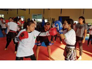 Muay Thai’nin Dünya Yıldızı, Genç Sporcularla İdman Yaptı