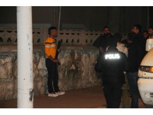 Çenesine Tüfek Dayayıp Eşinin Gelmesini İstedi