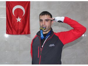 Tek Kolu Olmayan Milli Sporcu Ayaklarıyla Dünyaya Meydan Okuyor