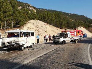 Minibüs İle Kamyonet Kafa Kafaya Çarpıştı: 4 Yaralı