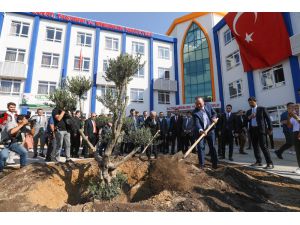 Bakan Çavuşoğlu Antalya’da ‘Geleceğe Nefes’ için ağaç dikti
