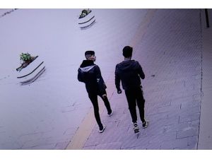 Yardım Kutusundan Parayı Çaldılar, ‘Hayırlı Cumalar’ Deyip Ayrıldılar