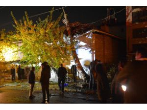 Isparta’da Kaza Yapan Kamyonetin Çarptığı Elektrik Direği Evin Çatısına Devrildi: 2 Ağır Yaralı