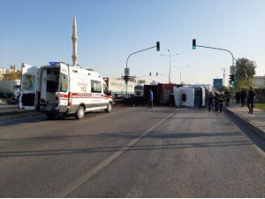 Kamyon Devrildi, Kasasındaki Çeltik Yola Saçıldı: 1 Yaralı
