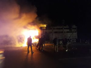 Limon Yüklü Kamyon Alev Alev Yandı