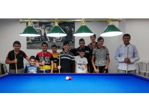 Zeytinköylü gençler bilardo öğreniyor