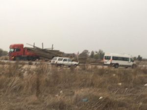 Tırın Dorse Kapağı Açılınca Taşıdığı Tomruklar Yola Savruldu