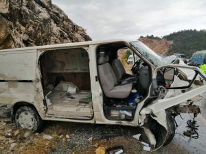 Antalya’da kamyonet tıra çarptı: 1 ölü, 1 yaralı