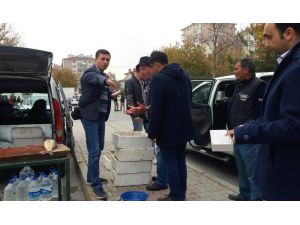 Satıcının El Konulmak İstenen Balıklarını Vermeme Mücadelesi Kamerada
