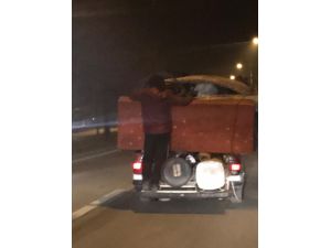 Eşya Yüklü Kamyonette Tehlikeli Yolculuk