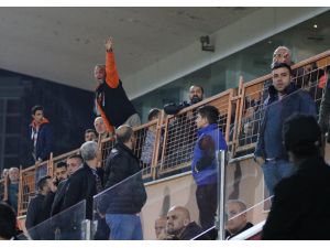 Adanaspor Taraftarından Oyunculara Ve Yönetime Tepki