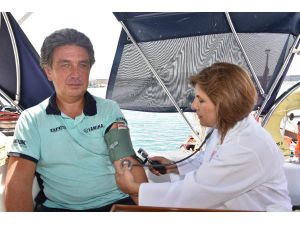 Botla deniz yolculuğuna çıkan maceracıya denizde doktor kontrolü