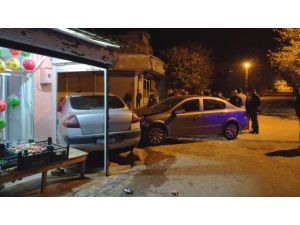 Kazada Savrulan Otomobil Bakkal Duvarına Çarptı: 2 Yaralı