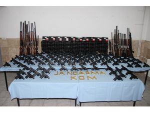 Jandarma Baskın Yaptığı Yerlerde Cephanelik Ele Geçirdi