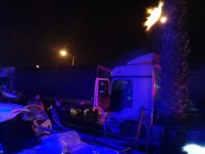 İki Tır Çarpıştı, Devrilen Direk Otomobilin Üzerine Düştü: 5 Yaralı