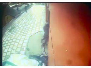 Otomobil açıköğretim ofisine daldı: 1 ölü, 2 yaralı