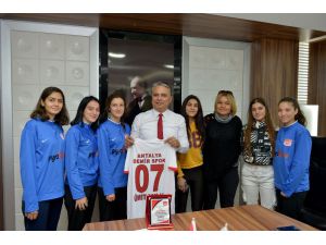 Kadın futbolculardan Başkan Uysal’a ziyaret