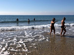 Turistler İncekum Plajının tadını çıkarttı