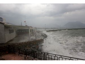 Alanya’da dev dalgalar oluştu, deniz trafiği kapandı