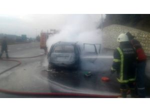Otoyolda Yanan Araç Hurdaya Döndü