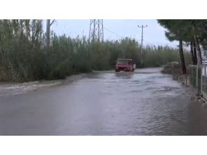 Antalya’da taşan dere yolu kapattı, vatandaşlar evine dönmekte zorlandı