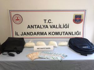 Uyuşturucu taciri aracıyla suçüstü yakalandı