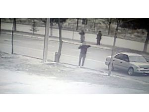 Yolda Yürürken Rüzgarın Uçurduğu Tahtanın Altında Kaldı