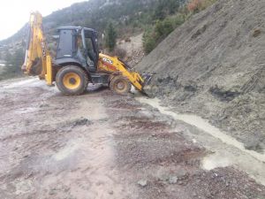 Akseki’de heyelanın kapattığı yol açıldı