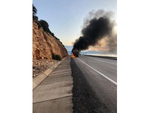 Antalya’da lastiği patlayan çimento yüklü tır alev alev yandı