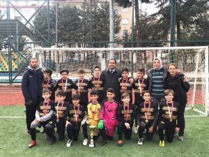 Isparta Halıkent Ortaokullu Minikler Futbolda Şampiyon Oldu