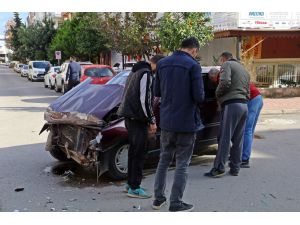 Antalya’da iki otomobil çarpıştı: 1 yaralı