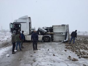 Pancar Yüklü Tır Devrildi, Karayolu Pancar Tarlasına Döndü