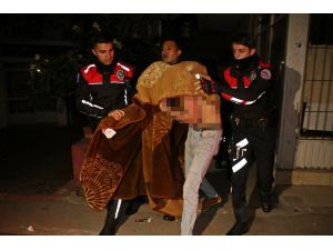 Kendini odaya kitleyip boğazını keseceği sırada polis kurtardı