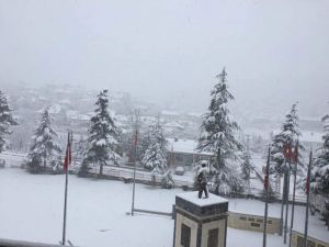 Isparta’da Yoğun Kar Yağışı Nedeniyle 2 İlçeyi Bağlayan Yol Kapandı