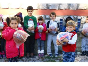 Öğrencilere spor malzemesi yardımı