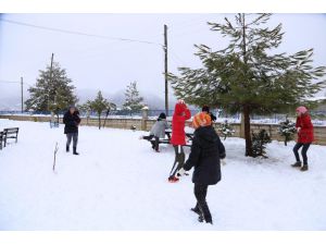 Yurt yolu kardan kapanan öğrencilerin kar sevinci