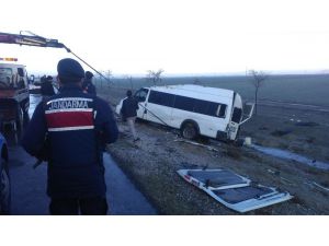 Buzlu Yolda Araçlar Şarampole Yuvarlandı: 12 Yaralı