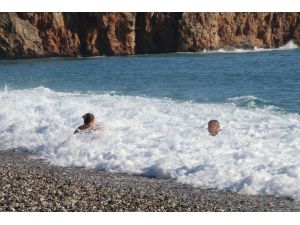 Antalya’da yılın son gününde karlı dağların eteğinde deniz keyfi