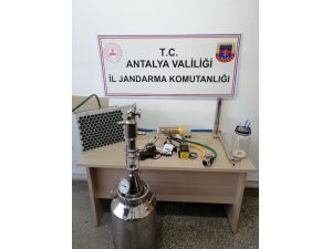 Evinde kurduğu alkol imalatı düzeneğini sosyal medyada paylaşınca yakalandı