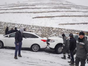 Buz Pistine Dönen Yolda 20’ye Yakın Araç Birbirine Girdi