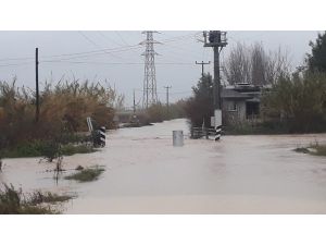 Antalya’da etkili yağış su baskınlarına neden oldu