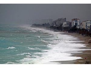 Antalya’da dev dalgalar sahili dövdü