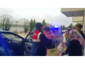 Sel nedeniyle evlerinde mahsur kalan 5 aileyi jandarma kurtardı