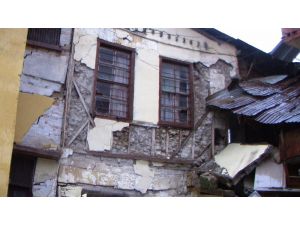 Tarsus’ta Aşırı Yağışlardan Evin Duvarı Çöktü