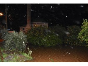 Alanya’da sağanak nedeniyle cadde ve sokaklar göle döndü