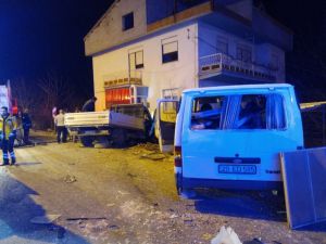 Minibüsle Çarpışan Kamyonetin Evin Balkonuna Çarpıp Alev Alması Güvenlik Kamerasında