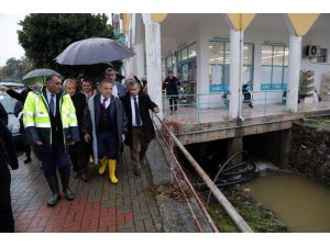 Böcek, Alanya’da iş yerlerini su basan esnafı ziyaret etti