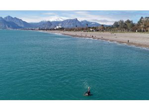 Kar soğuğunun vurduğu Antalya’da vatandaşlar ısınmak için denize girdi