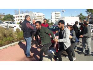 Kadın sürücülerin kazasında erkekler birbirine girdi