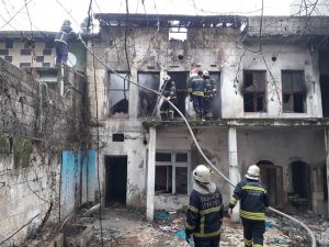 Metruk Binada Çıkan Yangın Korkuttu